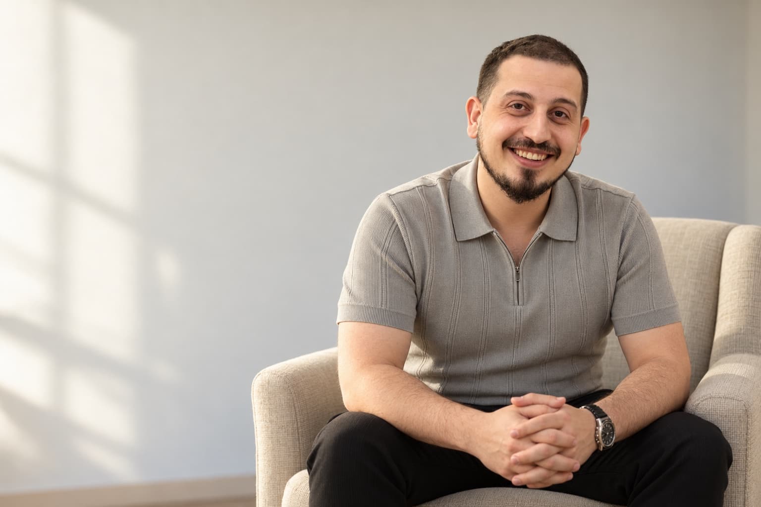 Psk. Murathan Alpman, danışma odasında koltukta otururken